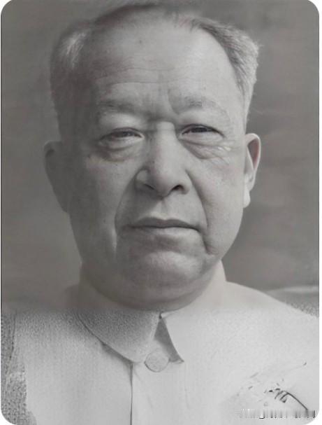 他曾任中共川南区党委首任第一书记，川南行署主任、川南军区政委，党政军一肩挑重任。