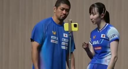 早田希娜输球，无缘了四强，但是她做出了一个让大家都很震惊的事情，那就是输球后并没