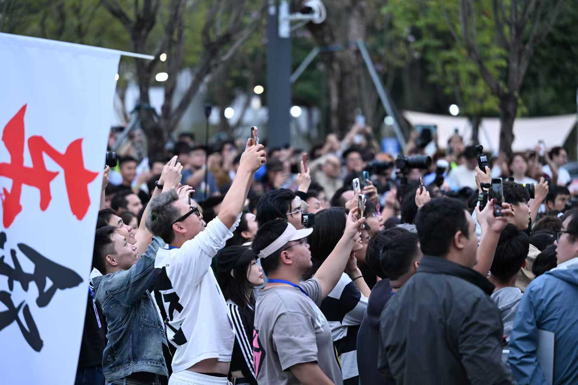 关于这次车聚的一点幕后小故事：这次在深圳光明区做的停车场车聚，最初的想法就是一个