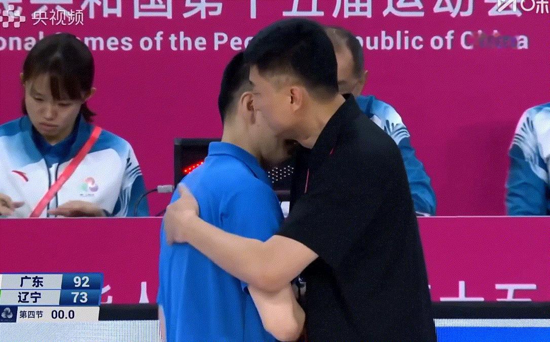 全运会男篮半决赛焦点战，杜峰带领的广东男篮最终大胜杨鸣带领的辽宁男篮，广东男篮晋