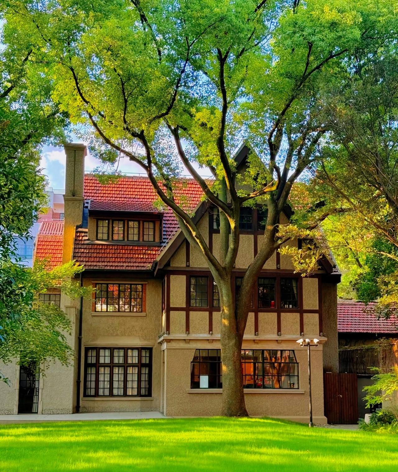 女人喜欢的男人腰要好。腰包要鼓。女人喜欢的男人像流氓一样的君子，像君子一样的流氓