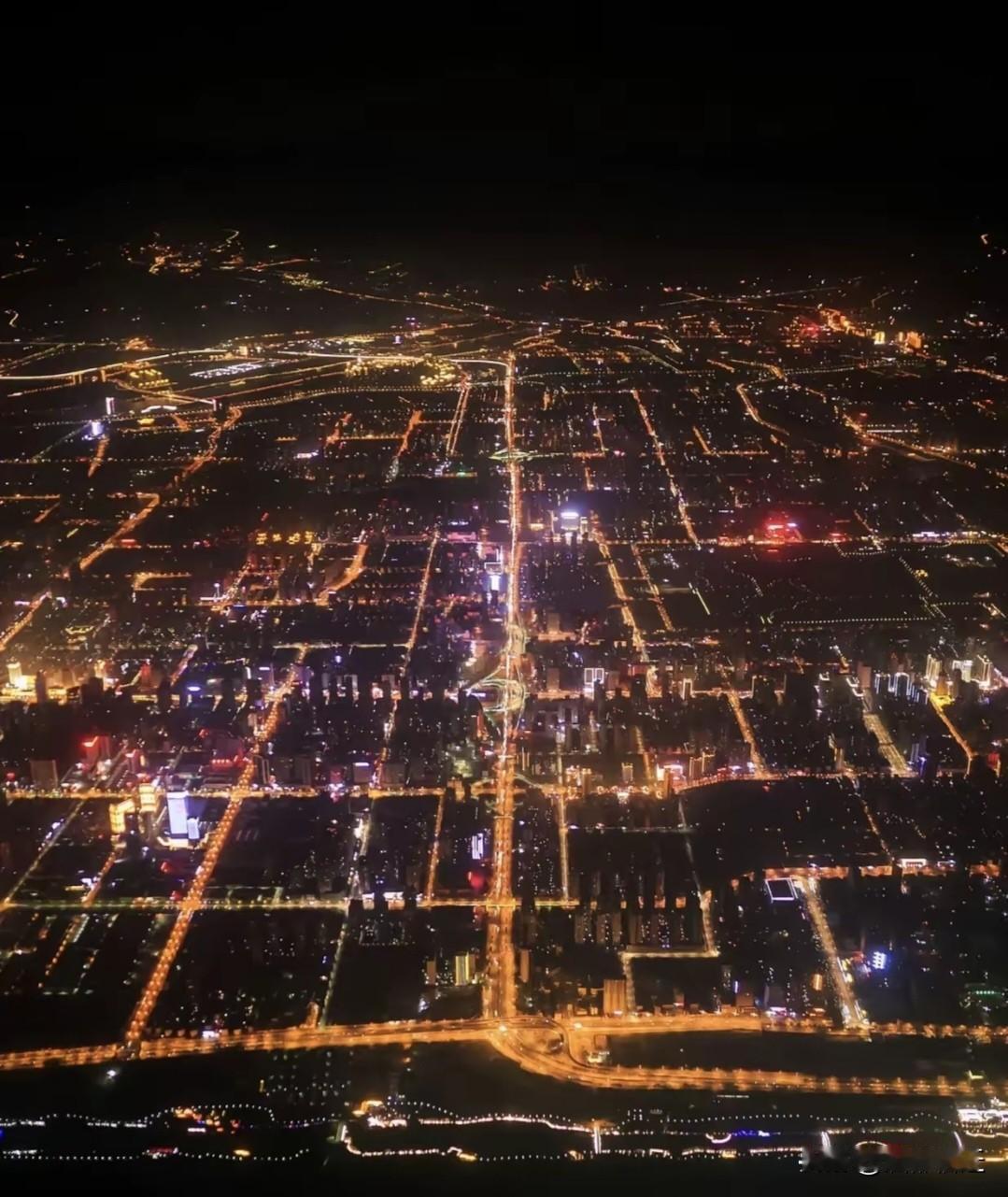 西安的城市格局极为宏大，拥有1300万人口，主城区人口就达900多万，其余三四百