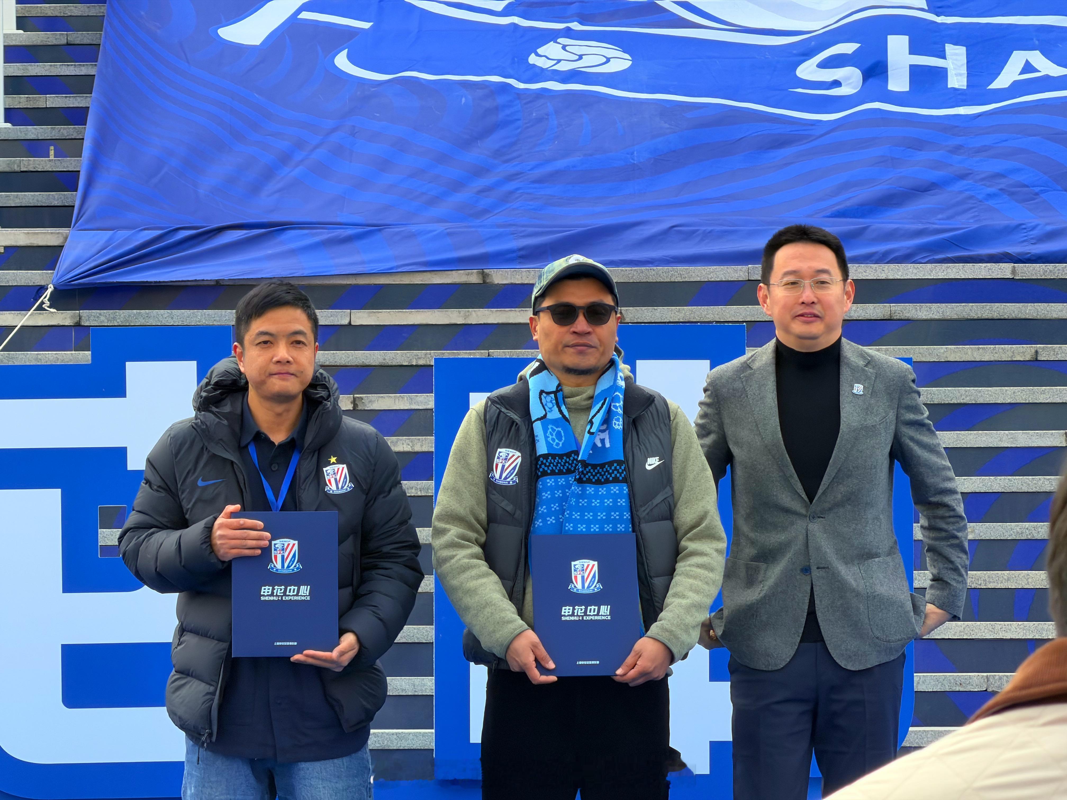 俱乐部总经理王舒炜颁发证书。上海申花上海·上海体育场