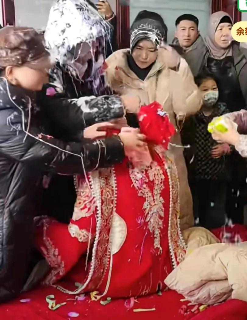 新人结婚当天被狂喷彩带，娘家人生气的喊不要喷了，结果他们还一直喷，新娘家人是回