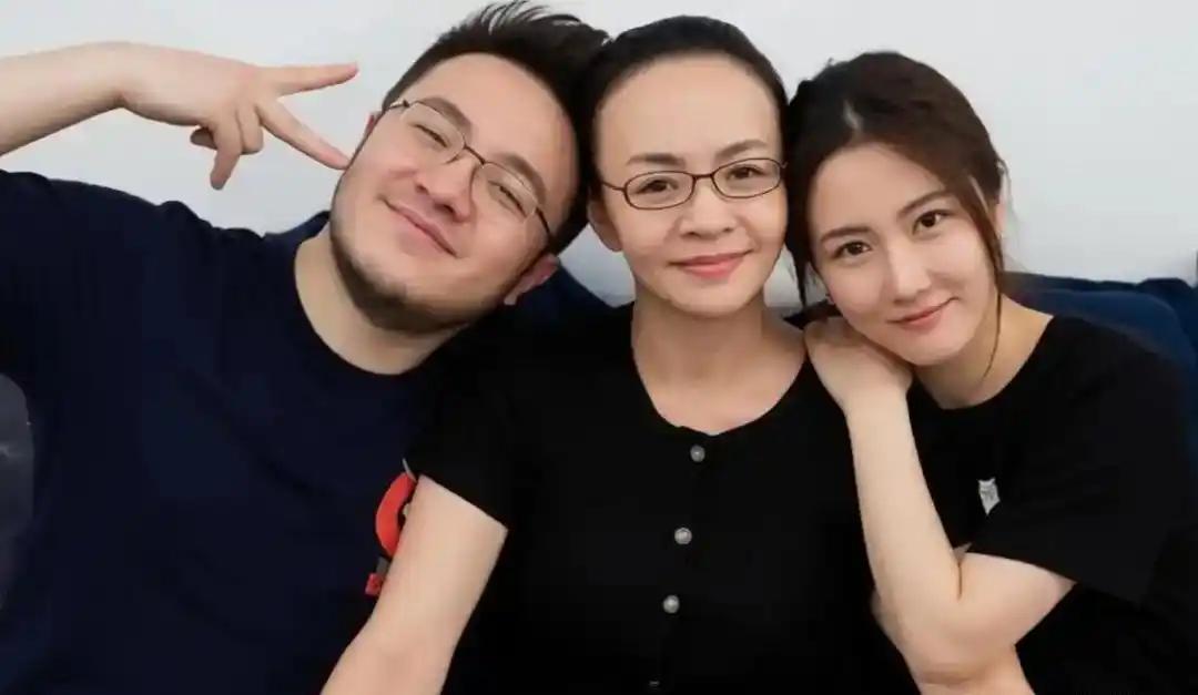 宋丹丹曾直言不讳：“我儿子巴图的媳妇王博谷，根本就不是个省油的灯！”谁能料到，