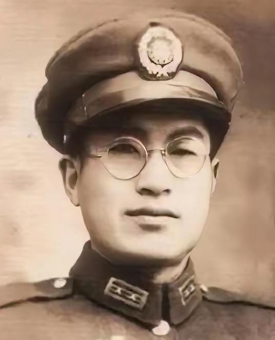 1934年，国民党一高级将领在旷野上残忍枪杀500多个手无寸铁的红军战士，蒋介石