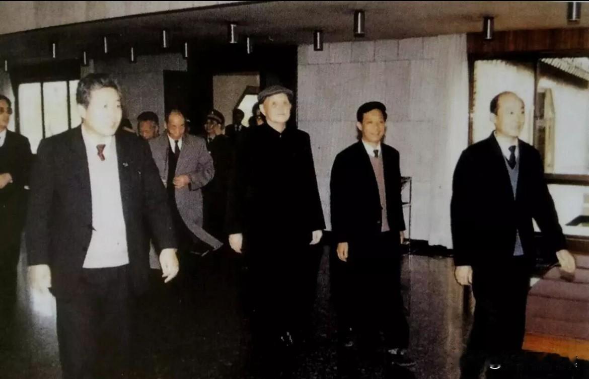 1992年4月11日至12日，全国政协副主席洪学智来到曲阜视察的老照片。洪学智在