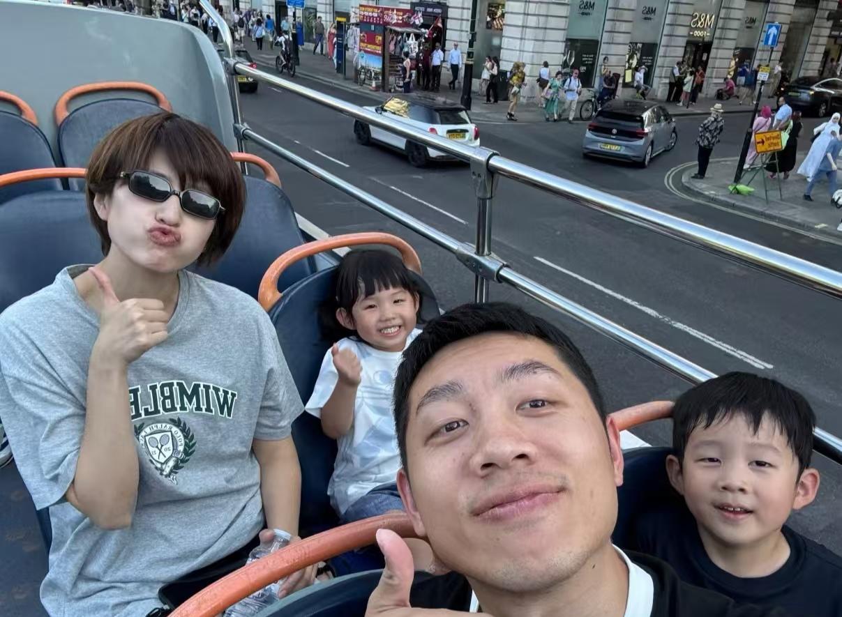 许昕的凡尔赛发言，让人羡慕又嫉妒。他说：高攀了，不过庆幸这仨都是我的，蹭到啦！