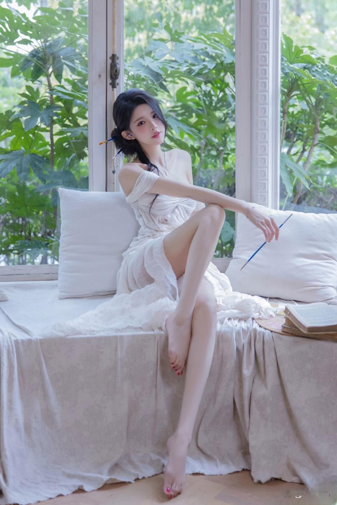 捕捉艺术气息，画笔轻触美好，宛如仙女下凡，带来无限灵感。梦幻美感