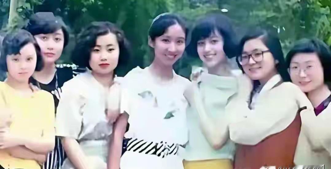 这张老照片藏着熟悉脸，现任副部长华春莹年轻照你找到了吗翻到一张老照片，纸面发