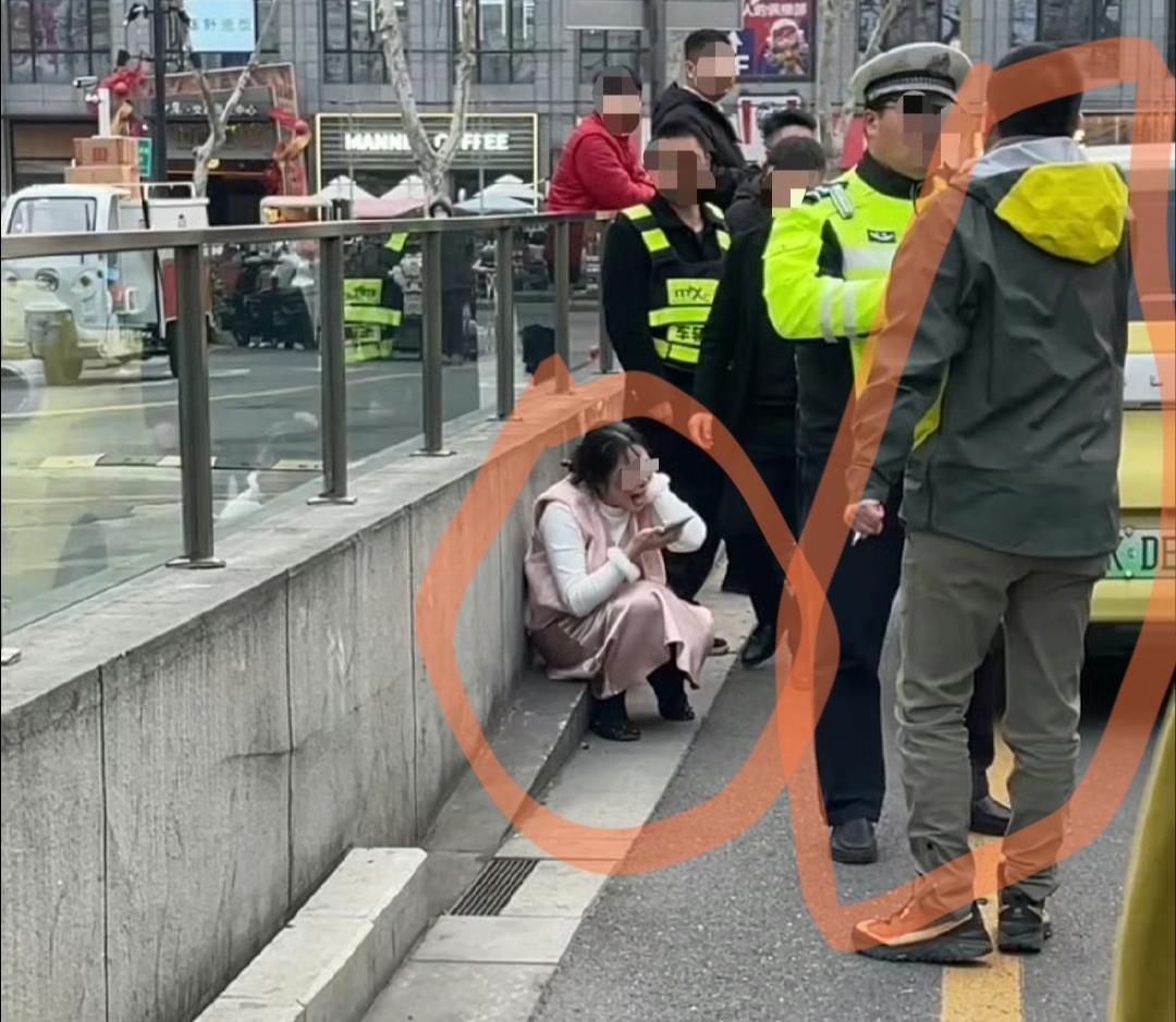 3月8日江苏扬州发生一起交通纠纷冲突事件，起因是两车轻微剐蹭，男司机多次建议拍照