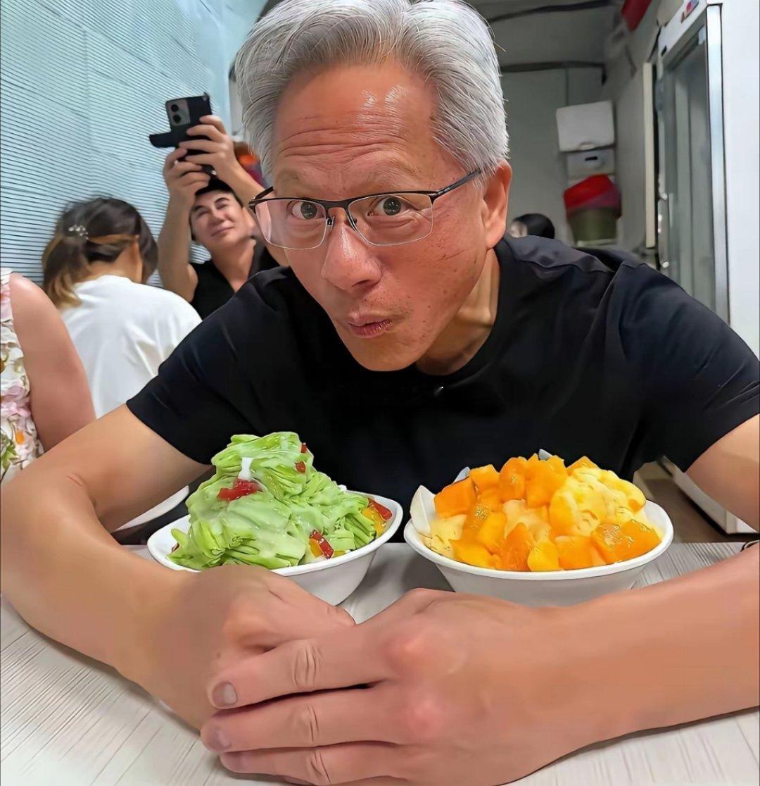 黄仁勋告诉我们：有钱人的指甲，是镶金的。