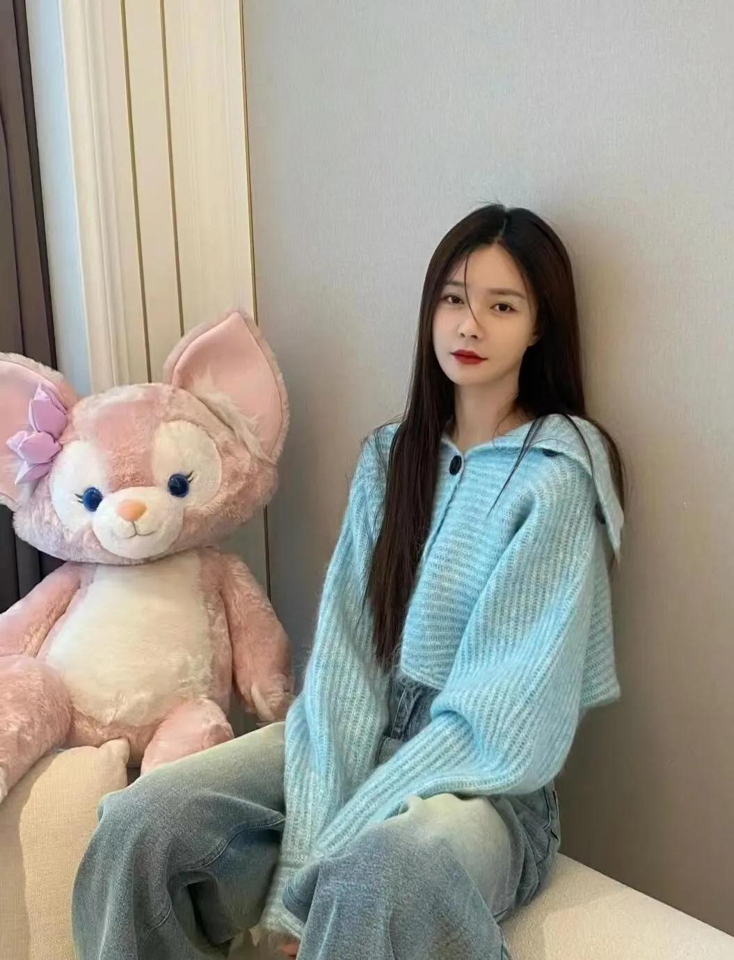 沈梦辰的蓝色毛衣穿搭，把春天穿在了身上！一件清新的蓝色翻领毛衣，搭配一条宽