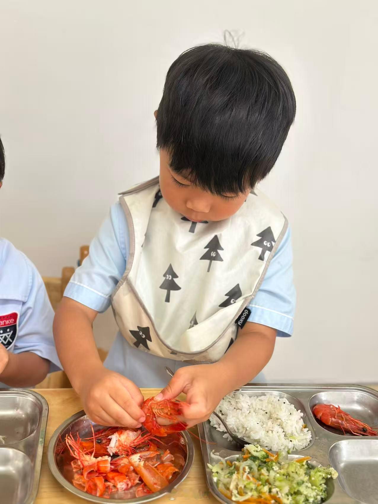 在家还动不动要奶奶喂，在幼儿园“帮小朋友剥虾”....看来谁都有两幅面孔～​
