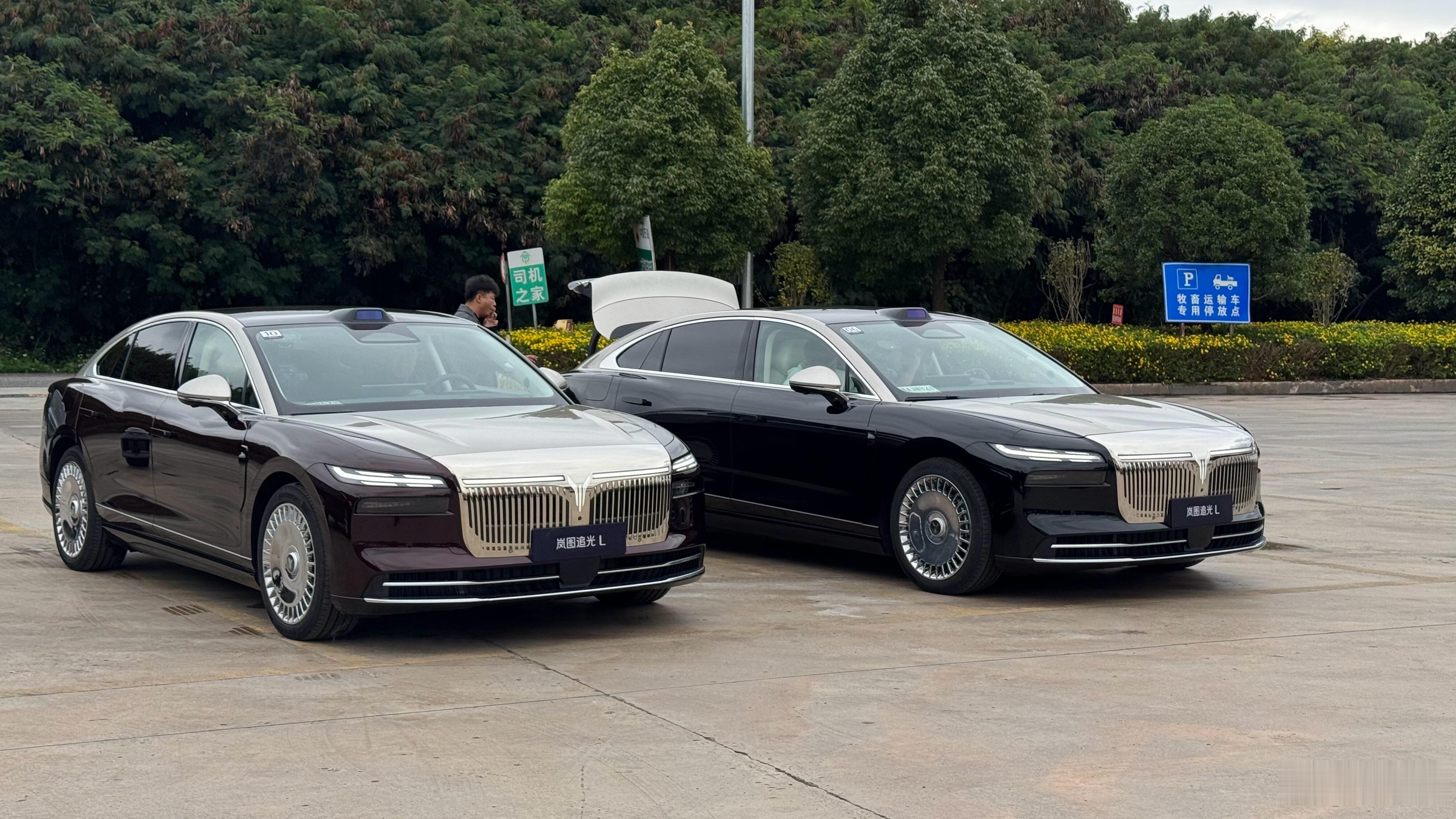 继岚图泰山之后旗舰轿车追光L也会12月份上市目前收到的信息是标配副驾驶零重力、四