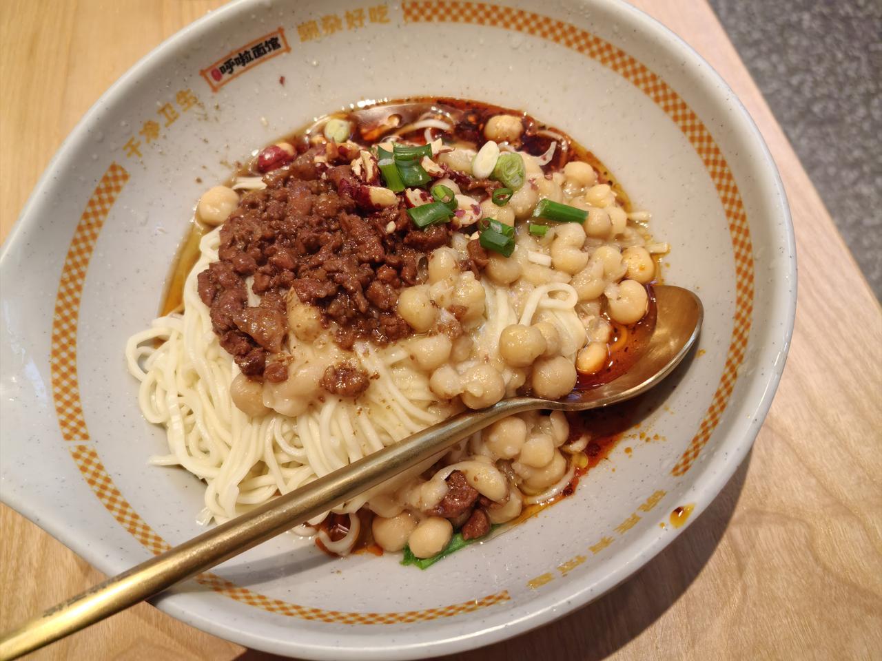 女人没脑子的9个表现：1、爱管闲事，热情过头。2、嘴不严实，什么事都跟外人说