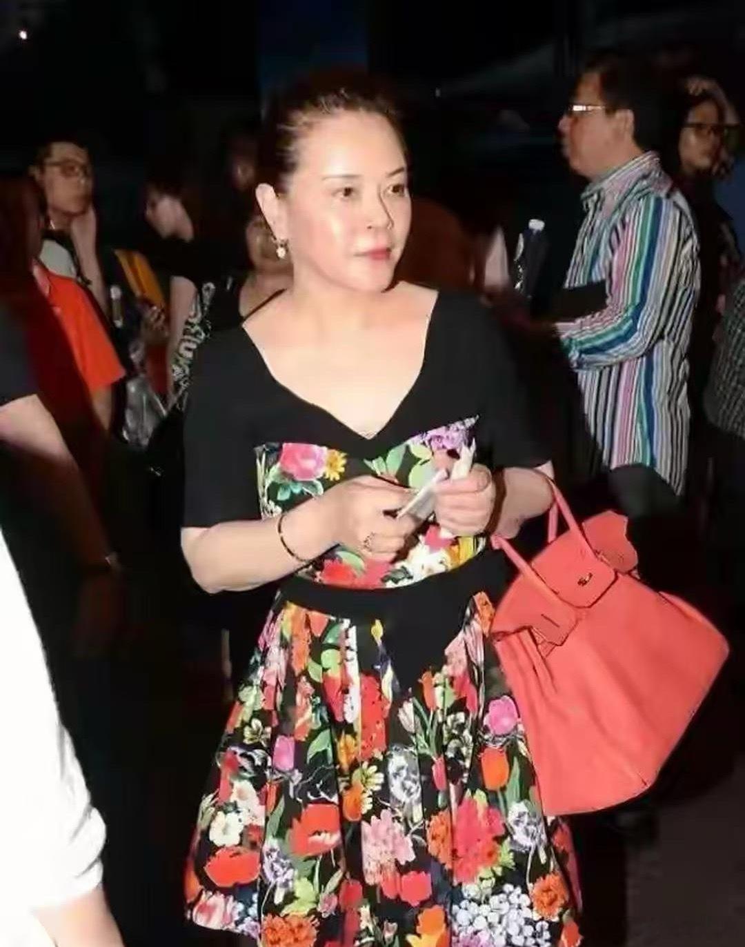 原来这是孙俪的妈妈，已经60多岁了，整天穿的花枝招展的，比明星女儿还要时髦。