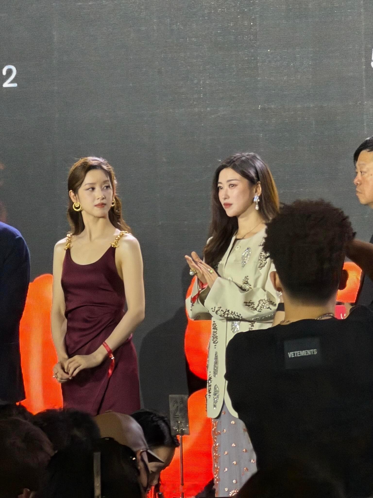 章泽天、朱珠两人的眼神到底是谁羡慕谁？