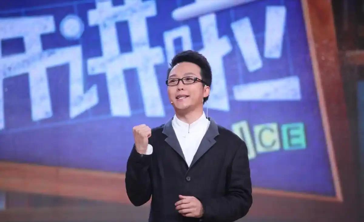 2013年，一外国人问李玉刚：“你们国家有一个词，叫‘贱骨头’，您觉得您是吗？”