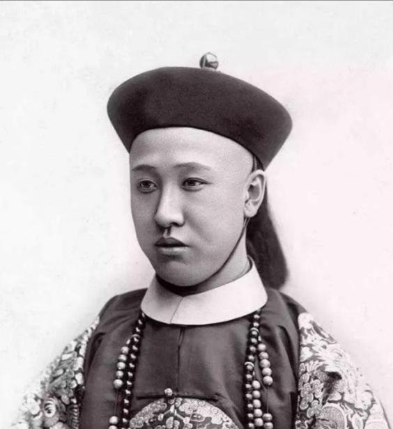 1950年，67岁的清朝摄政王载沣，以90万斤小米的价格，卖掉了醇亲王府。三儿子
