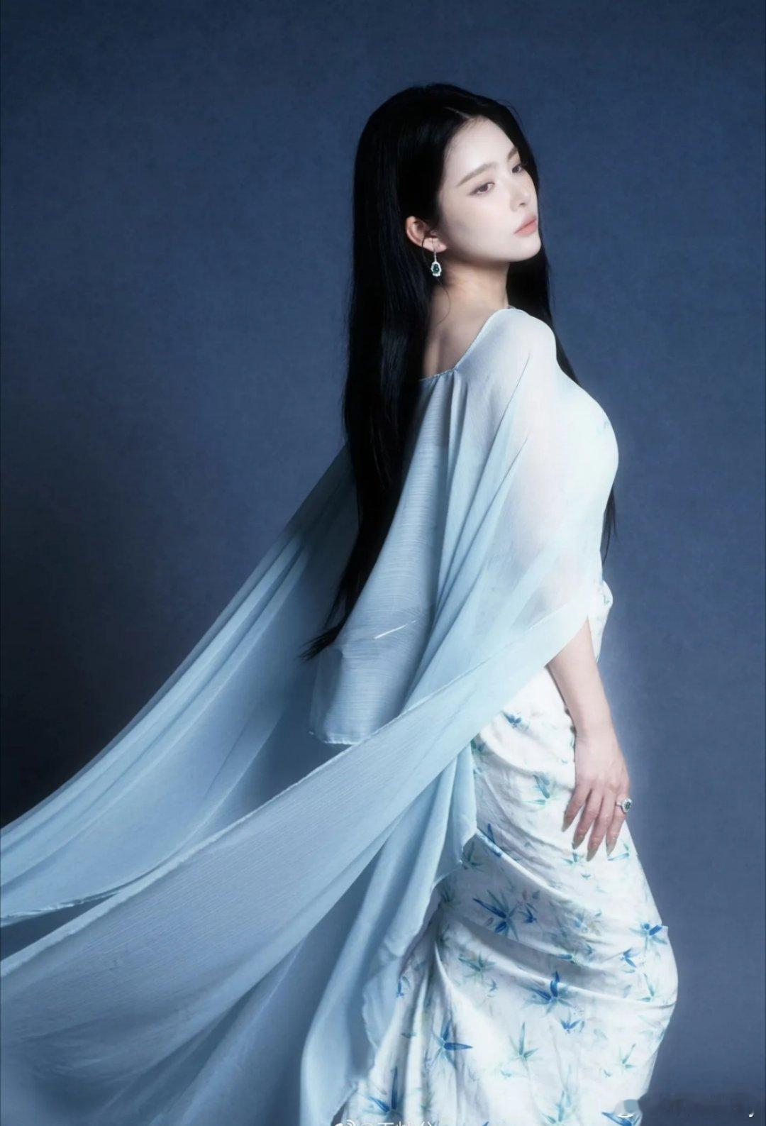 杜淳老婆王灿分享近照，并配文：快40岁不带娃的我，最真实的状态，话说王灿这状态真