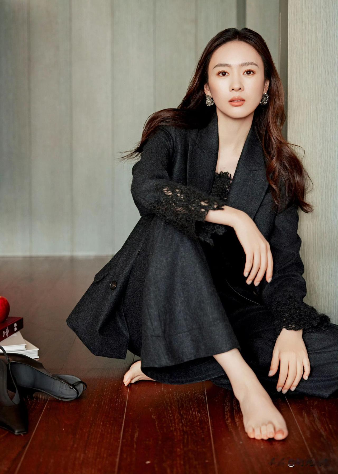 童谣写真照，光着脚丫，松弛感拉满。文静而优雅。童瑶美照