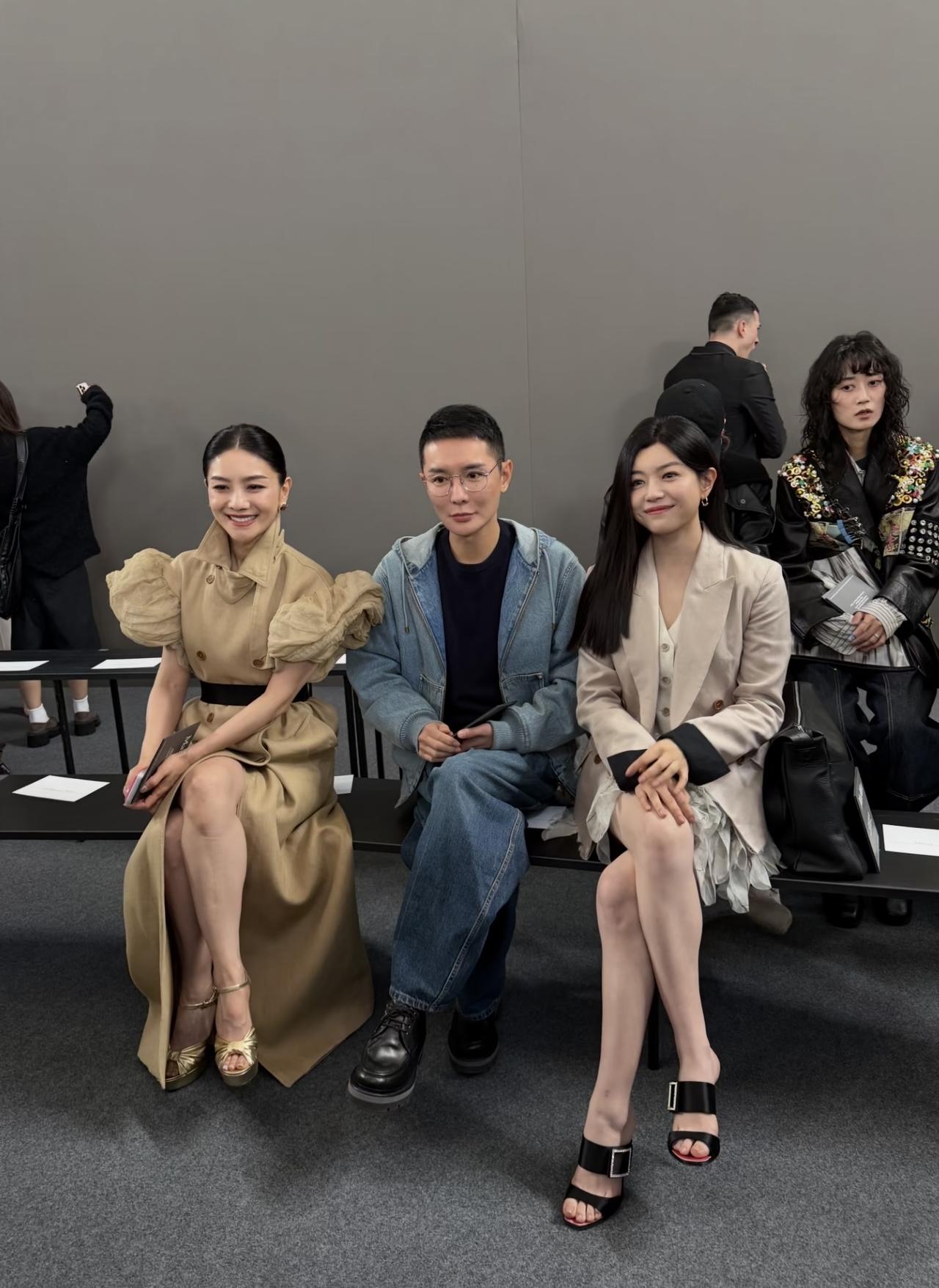 2月26日，刘冲现身米兰时装周，还有胡可与陈妍希到达活动现场，三人坐在一起的画面