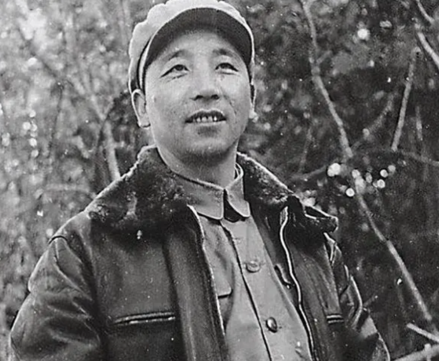 1932年，红四方面军被迫开始西征转移，秦基伟负了重伤，部队给他发了两个小元宝，