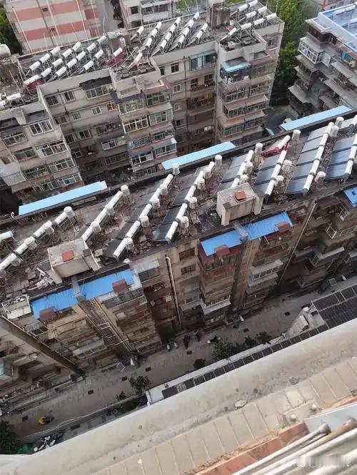 全国各地六七八九十年代的老旧危旧房改造，卡在百分百住户同意这道坎上，着实让人头疼