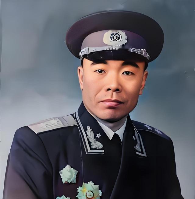 1955年，中南海怀仁堂的授衔仪式现场，当周恩来总理将中将军衔命令状递到曾泽生手