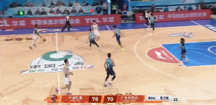 鲁吐不拉王洪泽抢篮板都受伤，王洪泽胳膊疼龇牙咧嘴，鲁吐嘴巴疼鲁吐太老实，这球