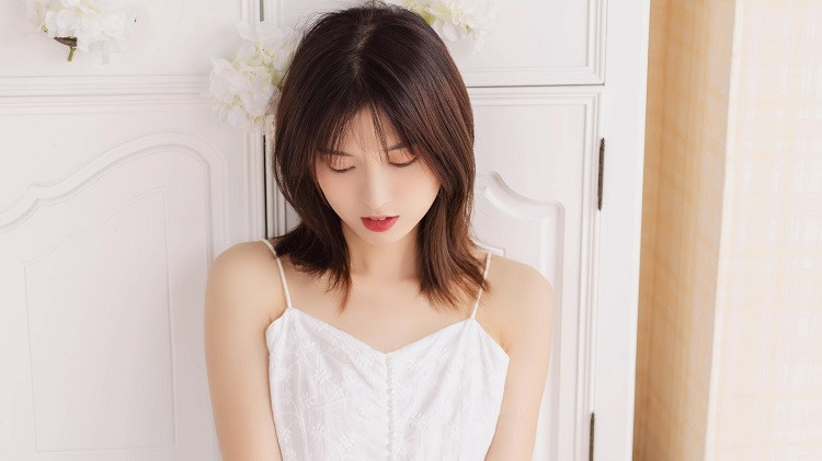 女人真的想你时，手机里的聊天会变得矛盾：你的消息她总是秒回，好像一直在等你说话