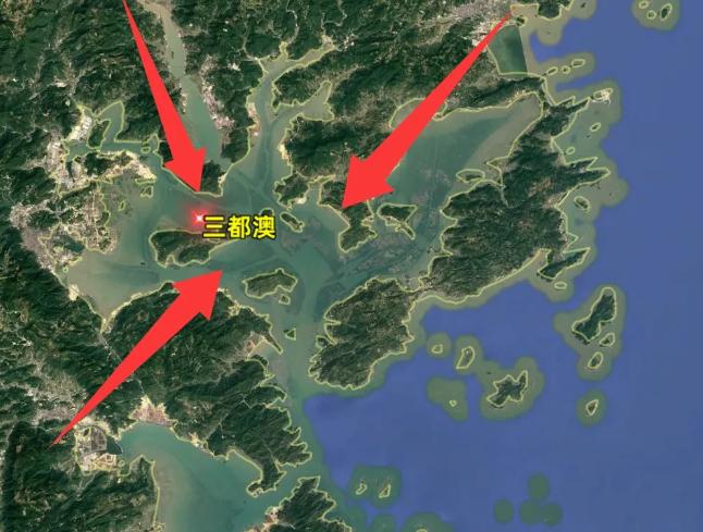 中国发现一个能停靠上百艘航母的深水港，位置太关键了！你敢信吗？在咱们国家的东南