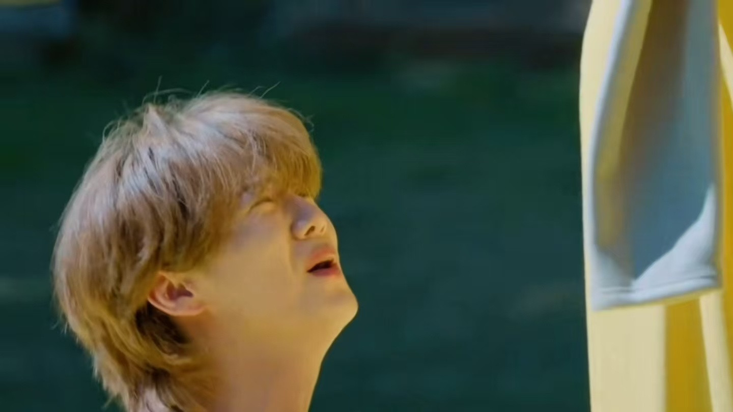 鹿晗咬陈赫屁股鹿晗咬陈赫哈哈哈哈哈鹿晗为赢游戏咬陈赫屁股，能看出他玩游戏很认真