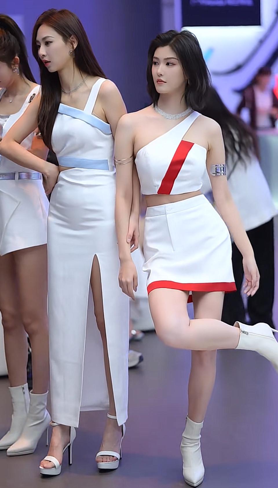 白裙勾勒出利落线条，红与蓝的撞色点缀出灵动俏皮，舞台上的她们步履轻盈，每一个姿态