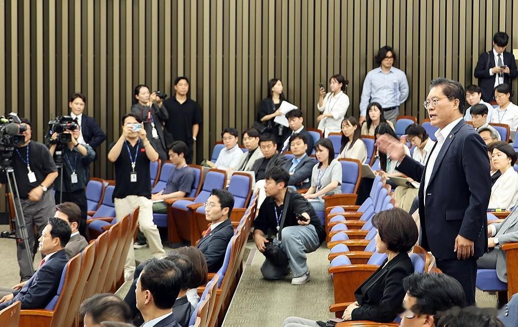 党内彻底炸锅！国民力量党激烈内讧，多名大佬当面逼宫张东赫辞职6月17日，韩国