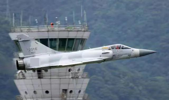 英国军机降落印度，放下大批专家后飞走，怕绝密F-35被强拆英国F-35B迫