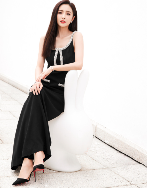 佟丽娅全新红毯造型黑金长裙