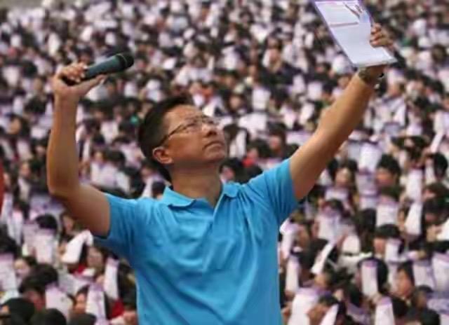 李阳疯狂英语为什么没落了？李阳的父亲退休太早了！另外一点是李阳没有遇到一个好