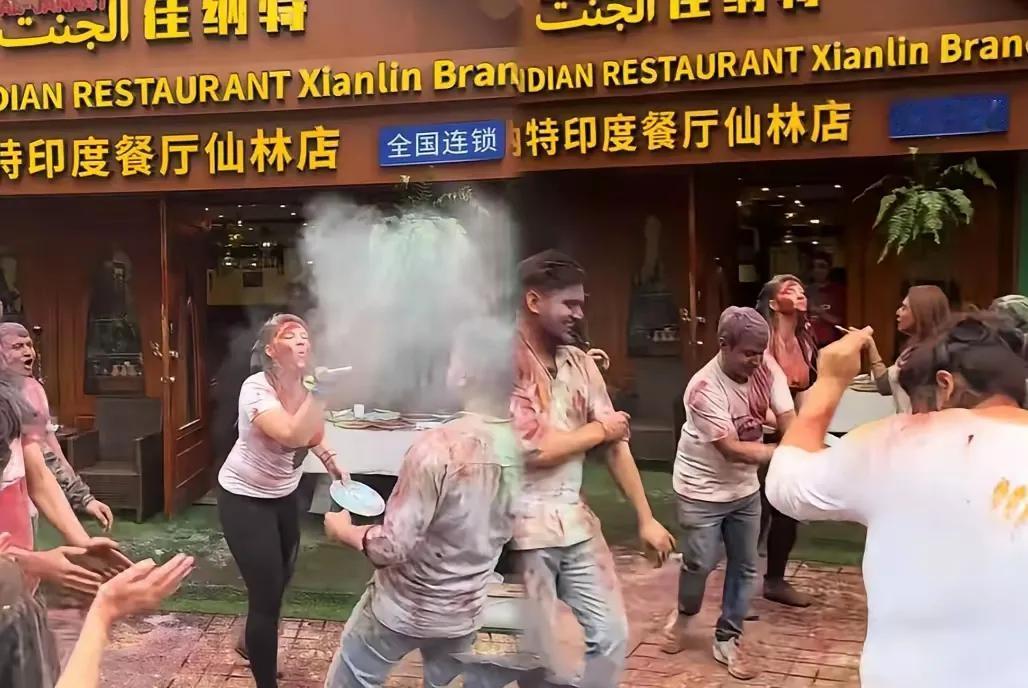 印度人在中国街道上过他们的撒红节，中国街道全被撒满了各色颜料最近，有印度朋友在
