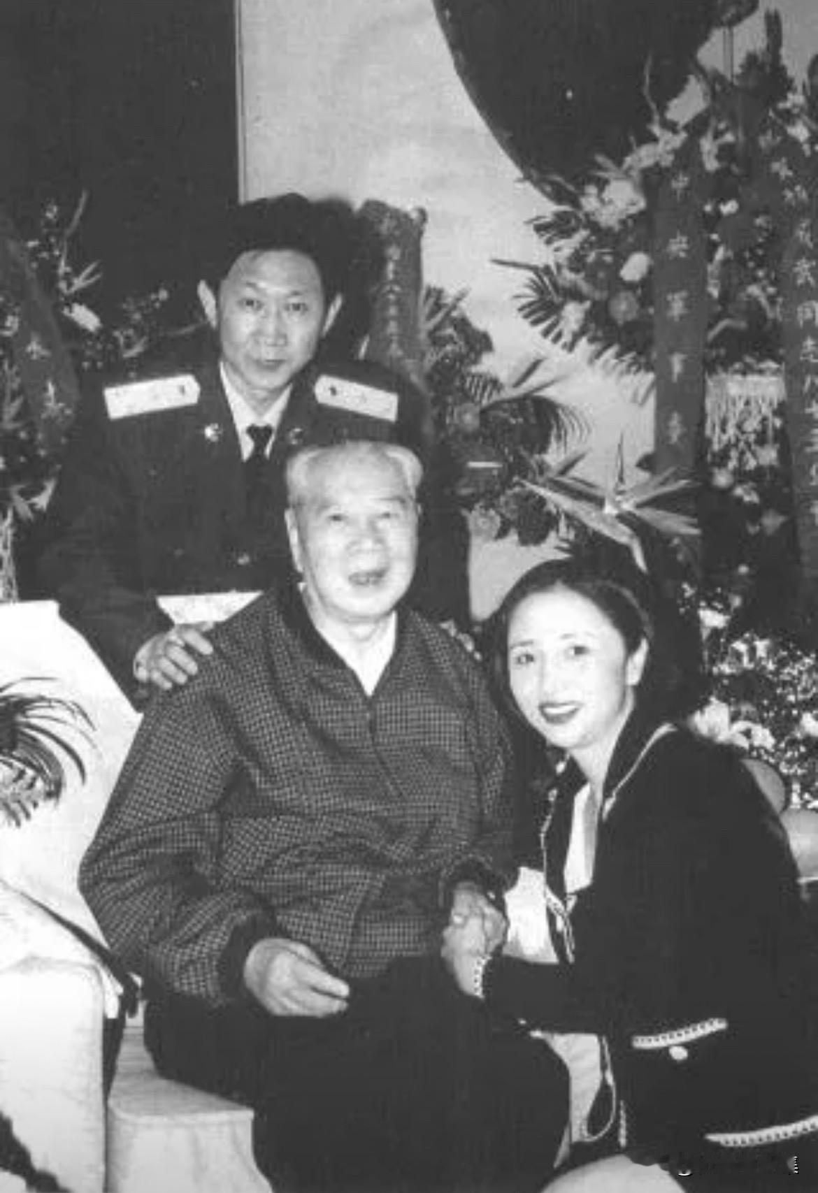 1999年，开国上将杨成武（中）与次子杨东明（后）夫妇的温馨家庭时刻。当时杨成武