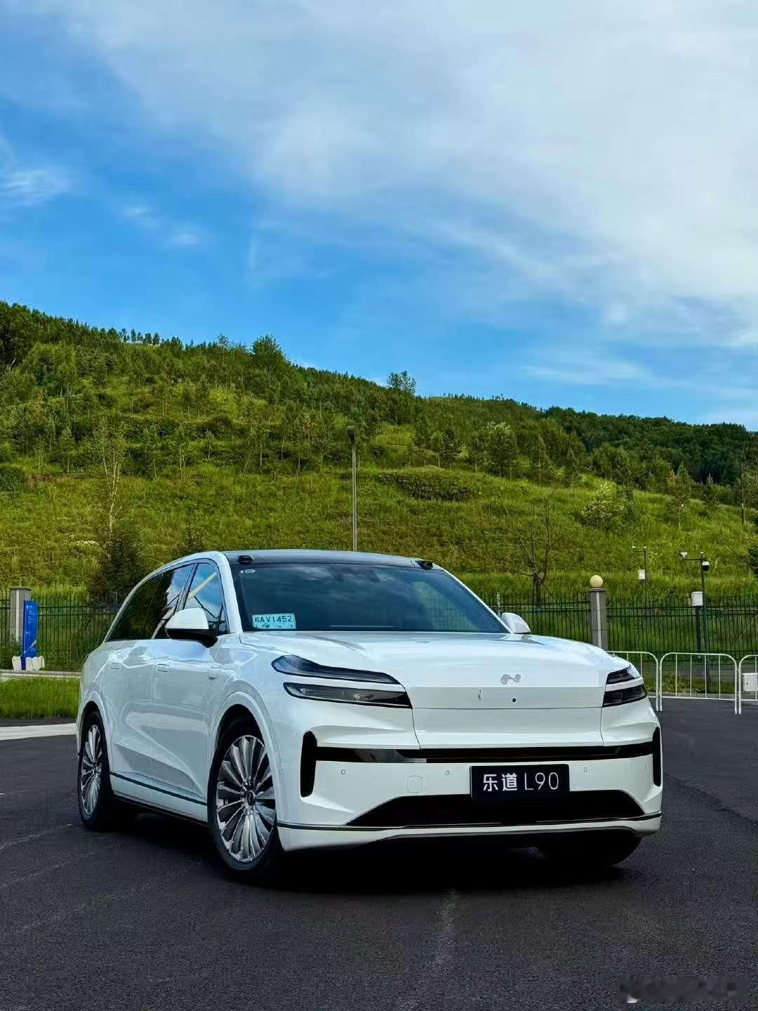 白色的乐道L90长这样，不要弄一些高曝光的照片来努力丑化，有点像确实没招了，确实