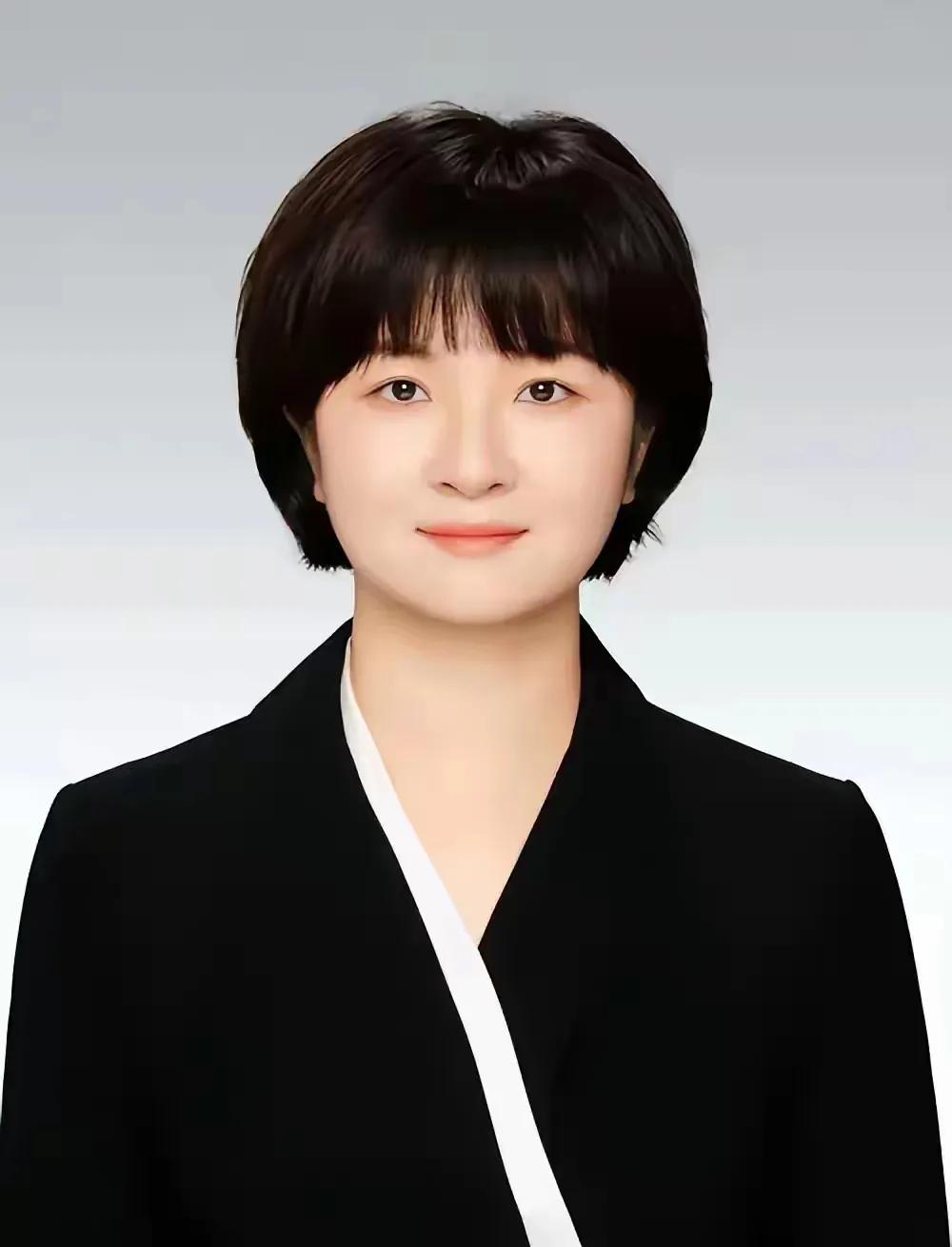 这小女子真是走仕途的。1987年出生，现年38岁，37岁时任营口市西市区常委，副