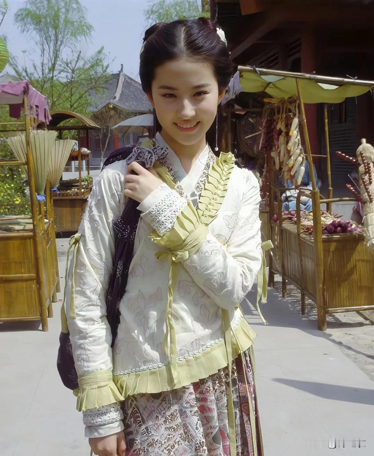 衣服是真的难看，刘亦菲也是真的好看，普通人如果穿这套衣服，真是不敢想象。