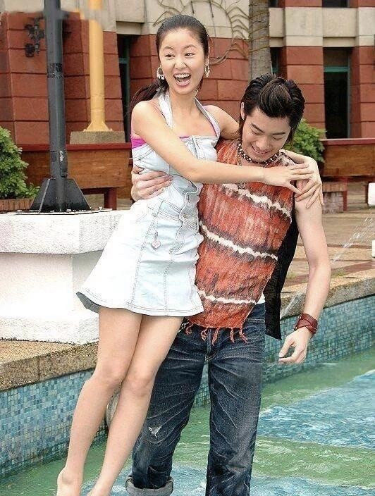 林心如老照片，不知道抱她的这位男士是谁？