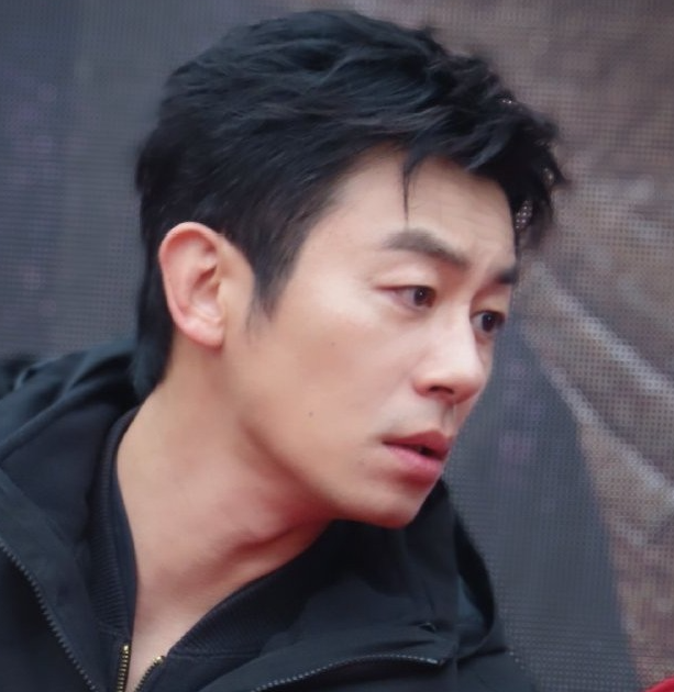 朱亚文和沈佳妮夫妻俩连夜冲上热搜，没想到的是，这次被网友曝光了夫妻俩带着两个女