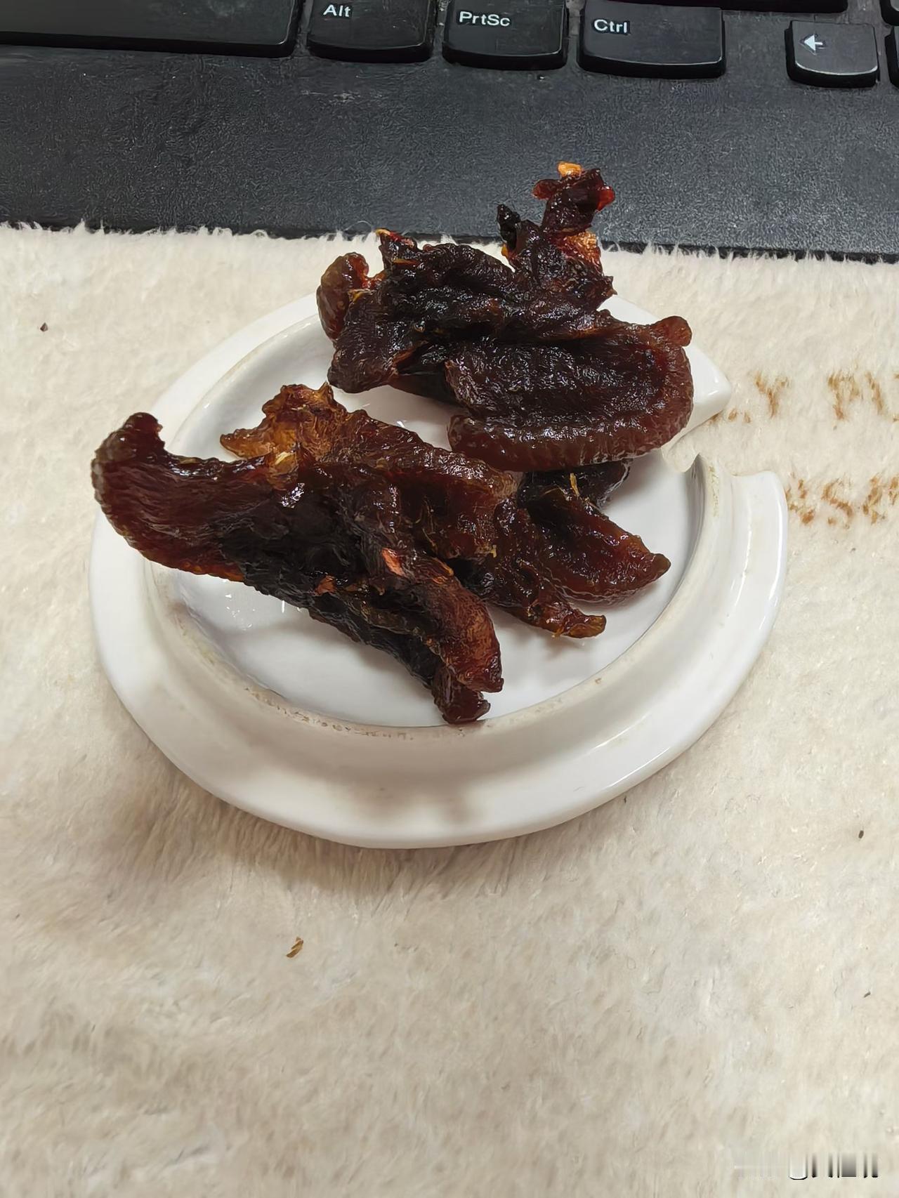 今天同事带到办公室来吃的，我一开始以为是南瓜果，她说不是，我说茄子干，她说也不是