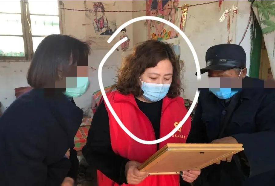 张某凤，宝鸡开车撞人社区女书记，看着挺温和面善，经常参加公益活动，没想到硬起来，