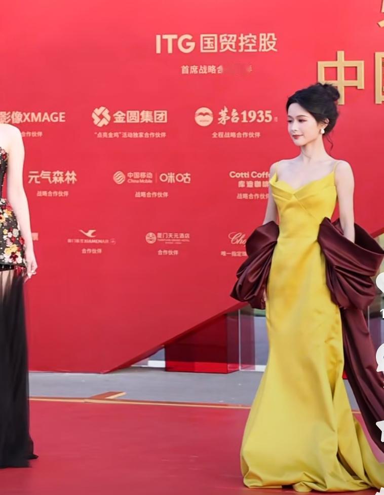 余茵的身高真是硬伤之前有网友说她140，还以为开玩笑呢结果一看金鸡节这红毯