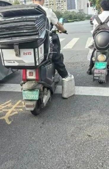 去医院拍片子，骨科大夫盯着X光片沉默了三秒，抬头问："怎么摔的？"我同事老张，